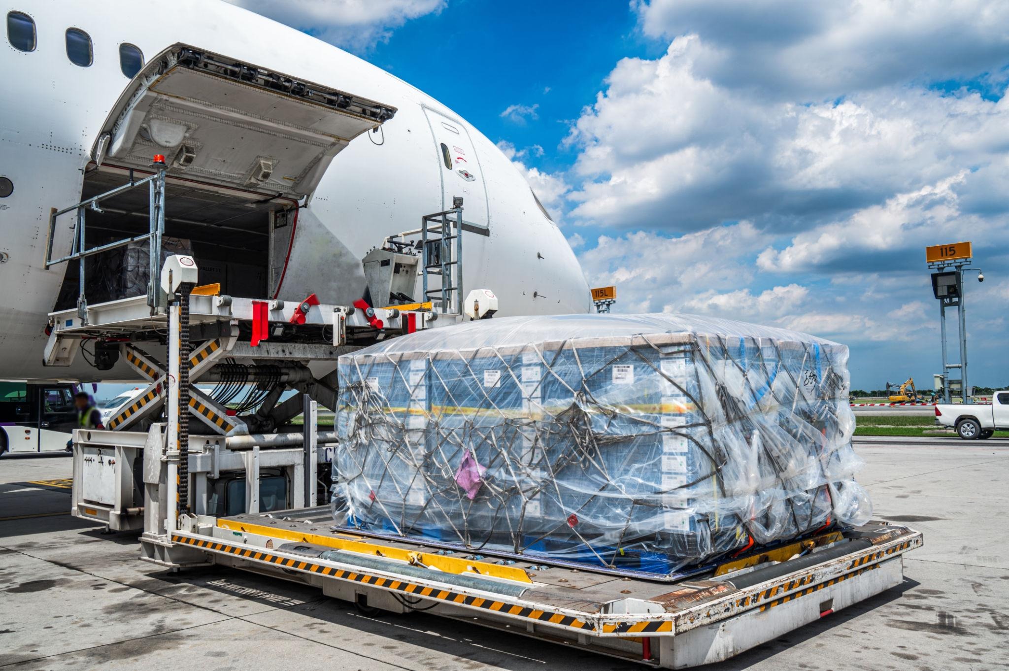 Sea Freight vs Air Freight: Which is Better for Shipping to Dubai?